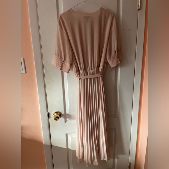 Selling pale pink dress, buttons at neck and sleeves, belt - Picture 2 of 4